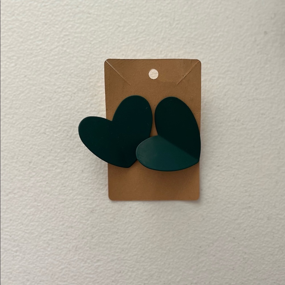 Green hearts earrings in stainless steel.